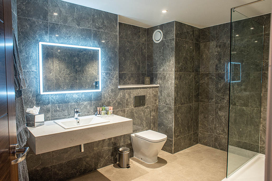 Spa Breaks Suite Bathroom